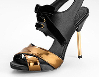 Zapatillas negras y doradas - Torry Burch – 475 dólares